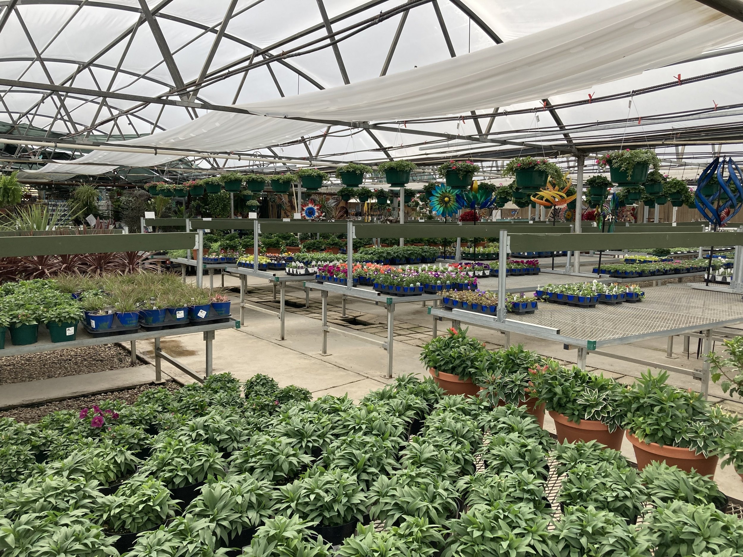 Fixed benching system used in a retail greenhouse setting